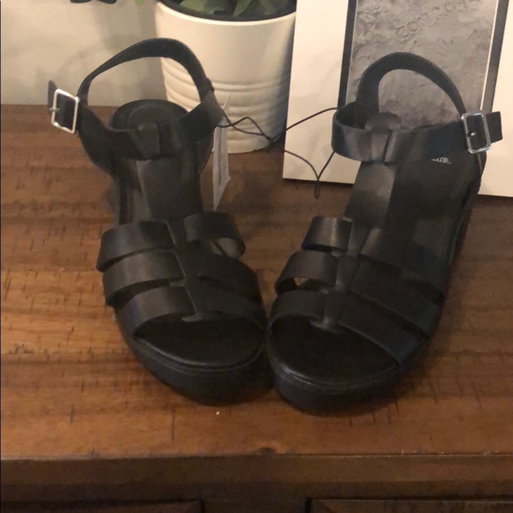 Wild fable size 8 sandle with heel